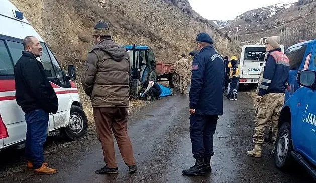 Traktör sürmeyi öğrettiği çocuk can aldı 