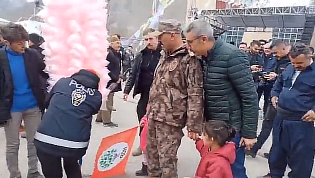 HDP mitinginde Emniyet Müdürünün bu davranışı büyük alkış aldı