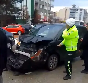 Erzurum Ak Parti önündeki kazada araçlar hurdaya 1 sürücü hastaneye kaldırıldı