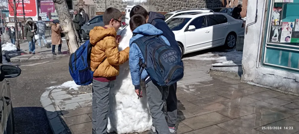  Erzurumlu Çocukların yılın son kardan adamına vedaları hüzünlü oldu 