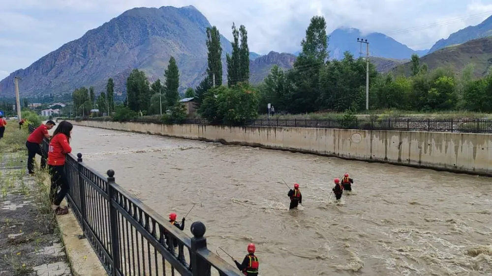 Erzurum İl sağlık sel mağduru ailelere ilaç oldu 