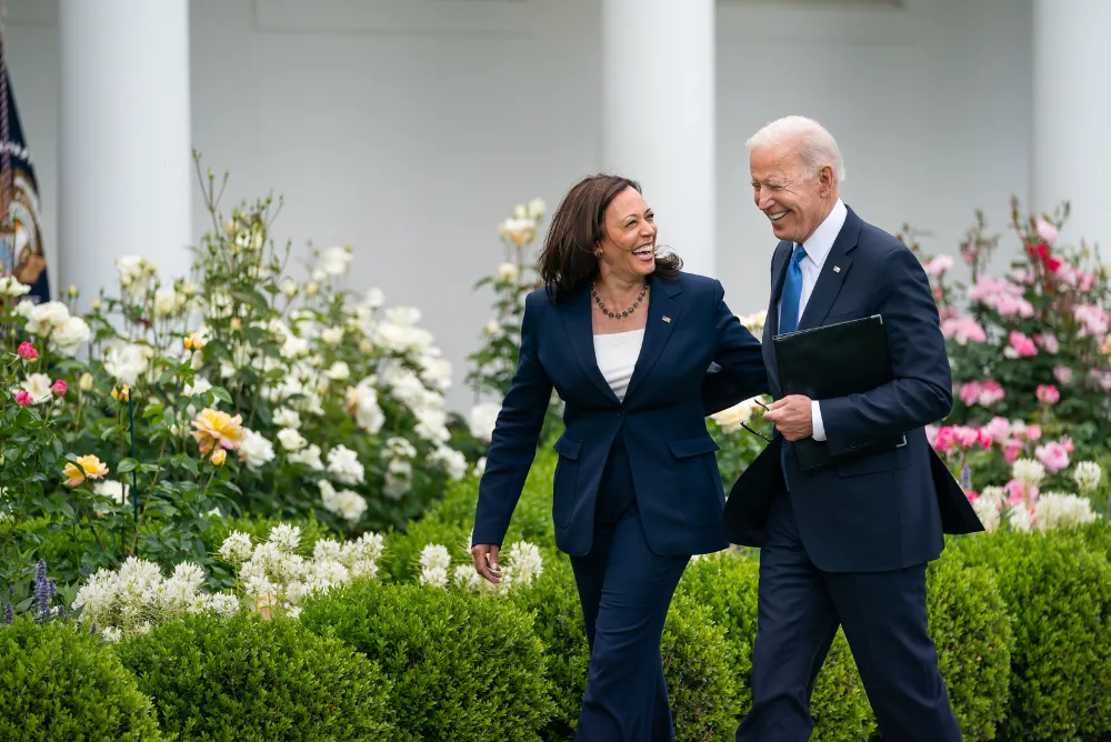 Başkanlık dan ayrılan Biden Harrise destek istedi 