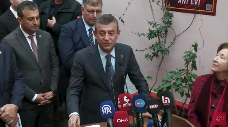 İnönü demek , Milletin derdi varken Almanca satranç dergisine abone olmak demektir.dedi