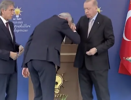 Cumhurbaşkanı Erdoğan AK partiye katılan belediye başkanlarına rozet taktı