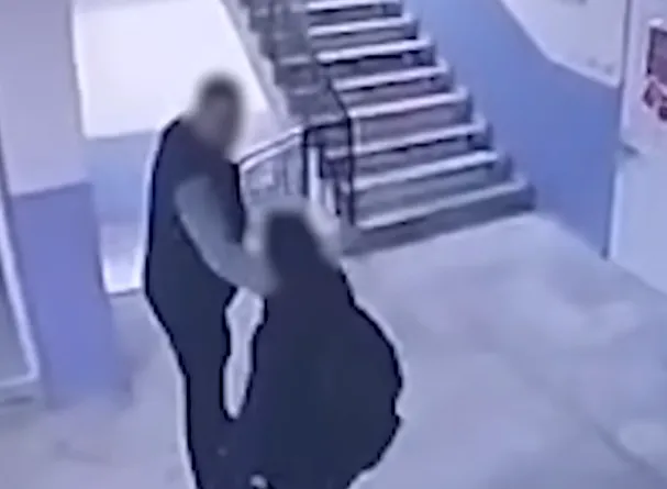 Öğrencisini merdivenlerden aşağı attı