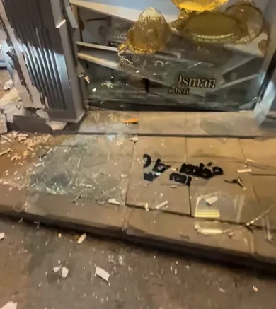 Cumhuriyet caddesinde Hakimiyetini kaybeden Jeep Şekerciye girdi