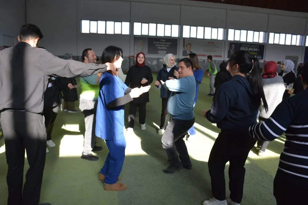 “Engelleri Sevgiyle Aşıyorlar: Erzurum’da Özel Kahvaltı ve Şenlik Coşkusu”