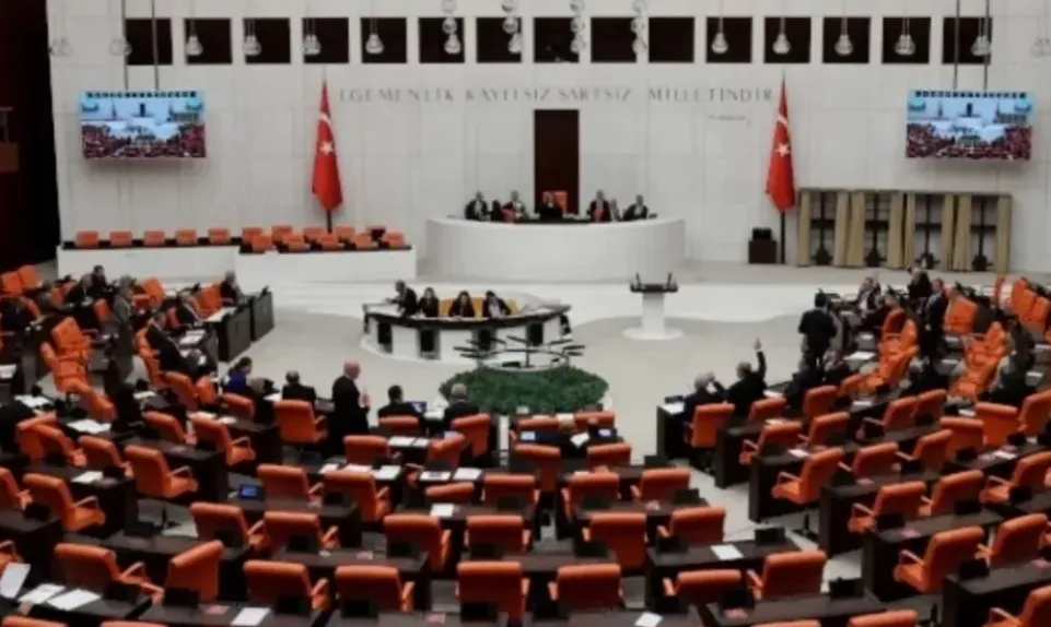 Üst Düzey Kamu Yöneticilerine 30 Bin TL Zam Tartışması