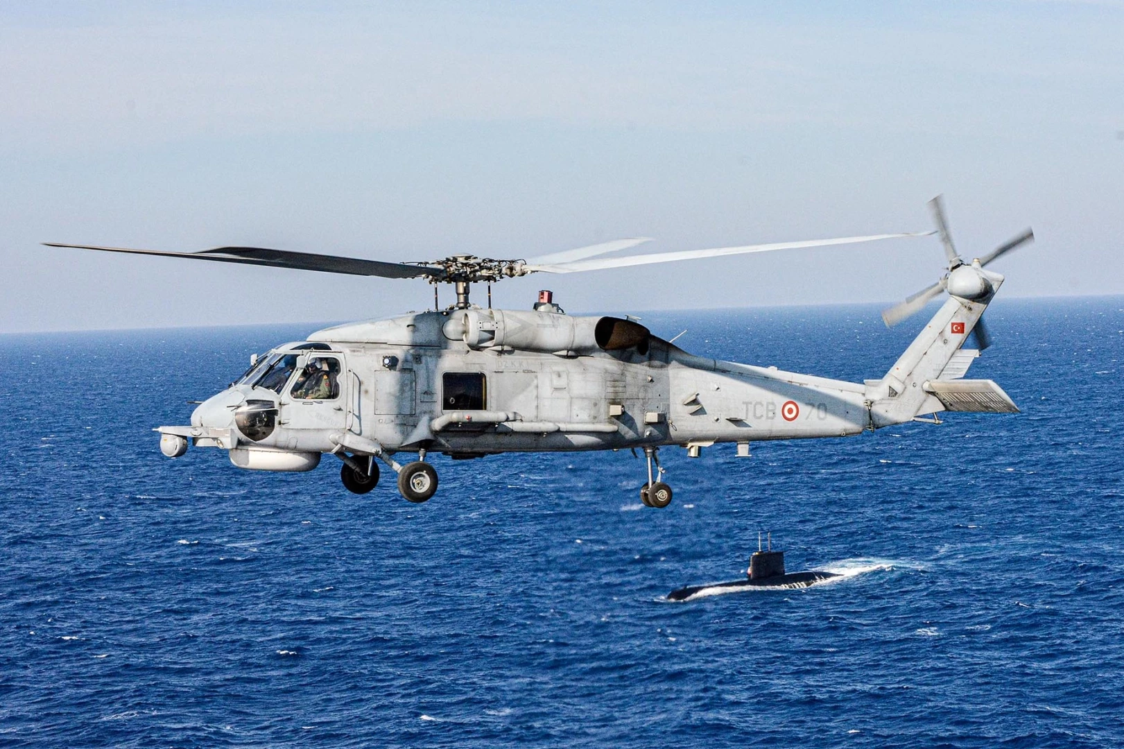 SH-70 helikopteri denize acil iniş yaptı!