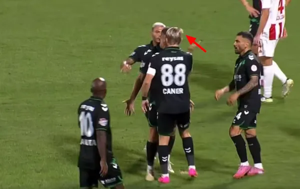 Arkadaşına Tokat atınca Hakemde kendisine kırmızı kart attı